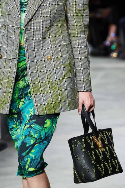 Look 60